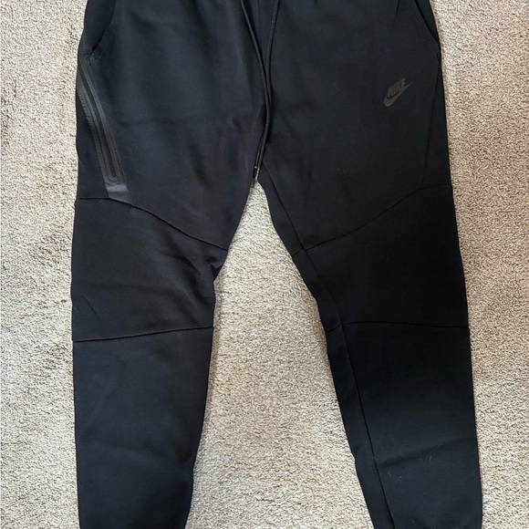 Nike Tech Fleece Black Jogger Pants - Picture 1 of 2